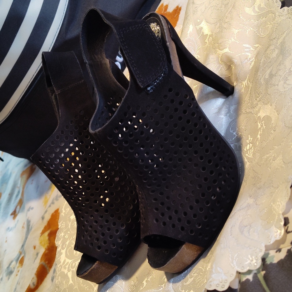SSB-Vince Camuto 6M Black Leather Stiletto